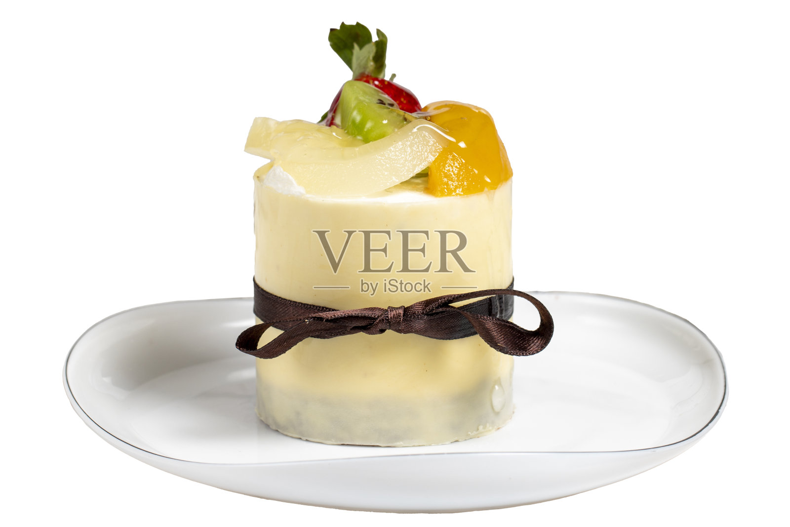 水果蛋糕。蛋糕与桃子，草莓和梨分离在白色背景。照片摄影图片