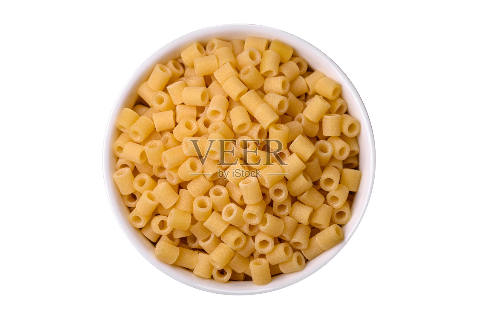 在深色混凝土背景上，由硬粒小麦制成的生意大利面照片摄影图片