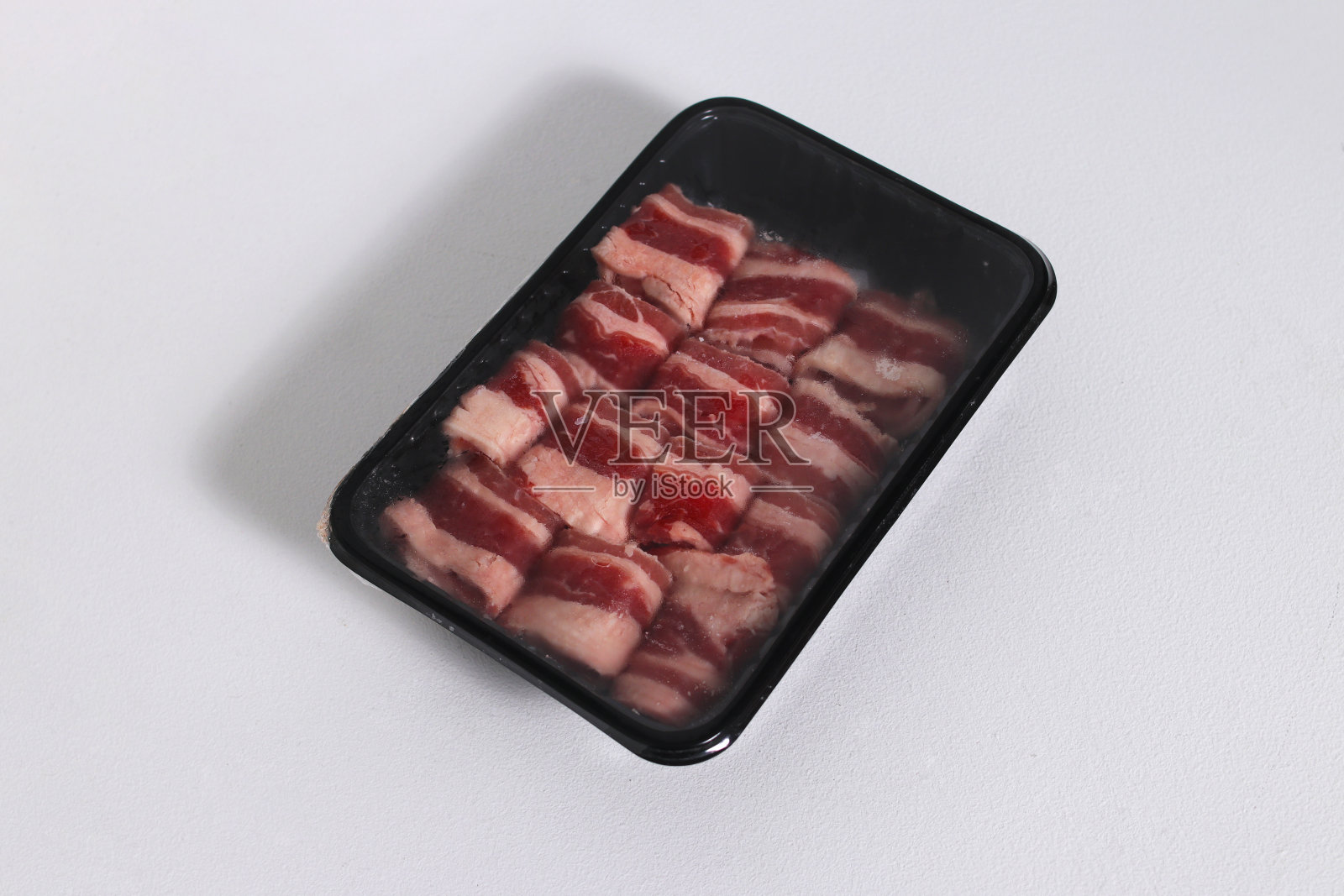 在白色背景上隔离的生牛肉切片照片摄影图片