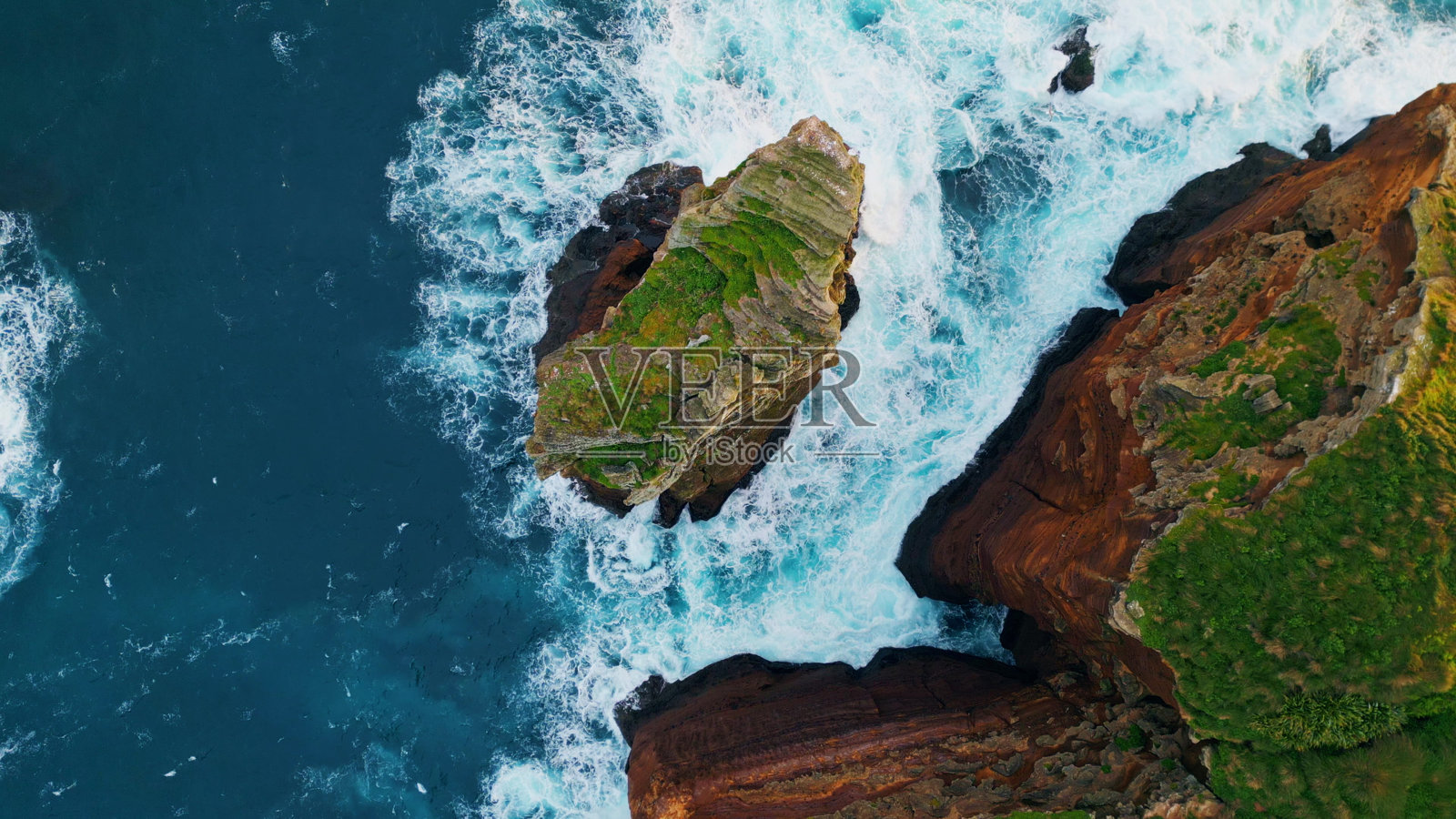 碧蓝的浪花拍打着石崖。空中风暴，波涛汹涌的大海照片摄影图片