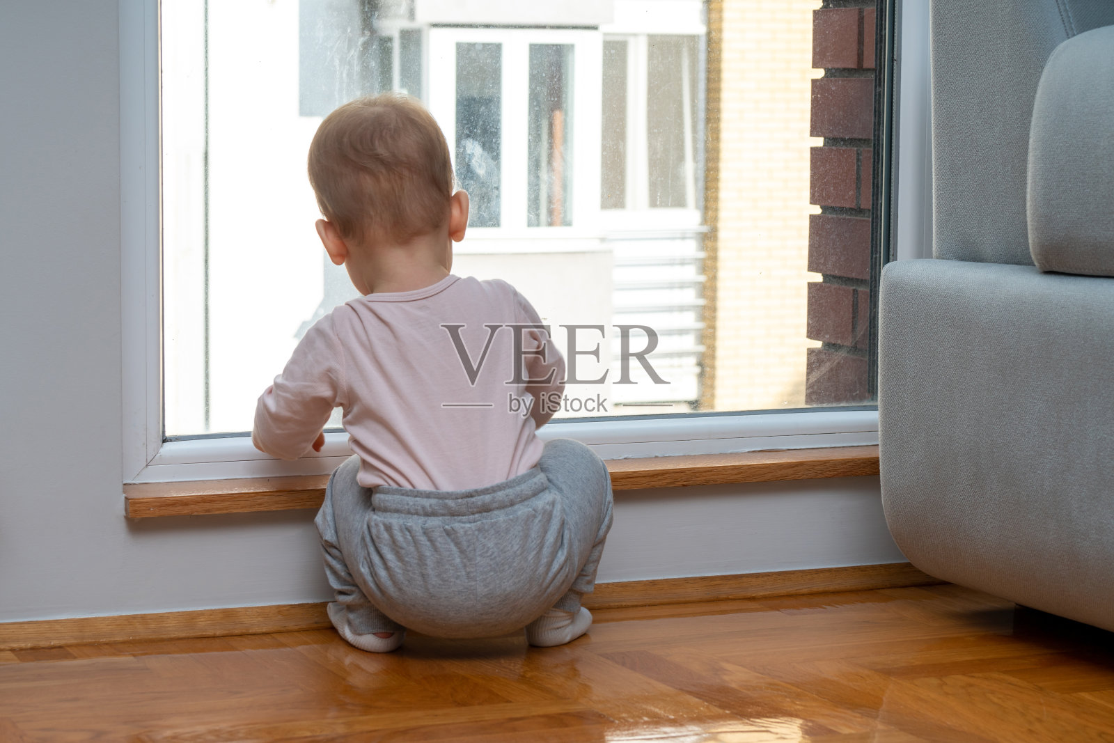 小家伙期待着爸爸的归来。期望和家庭纽带的概念照片摄影图片