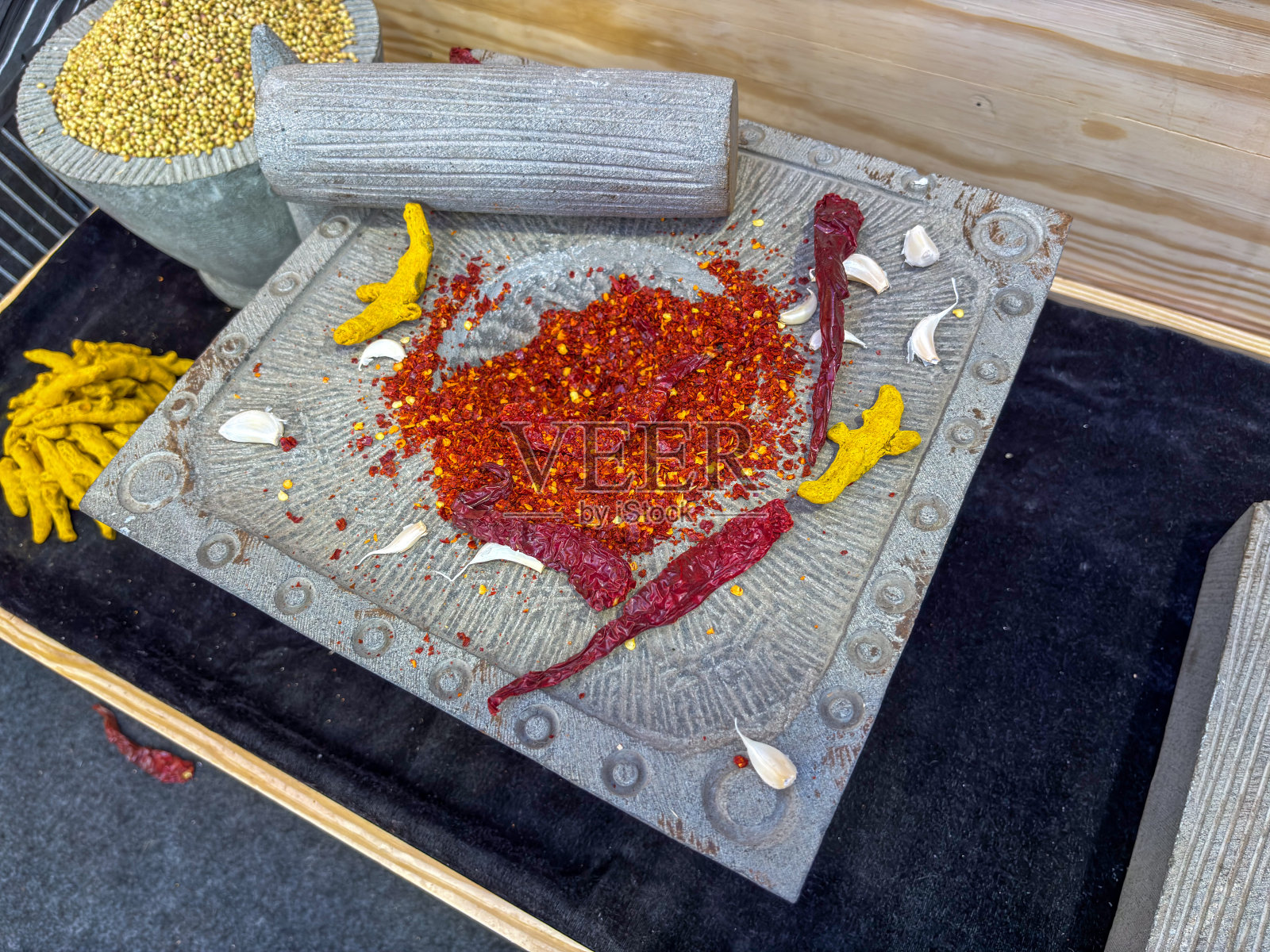 各种香草和香料在黑石盘照片摄影图片