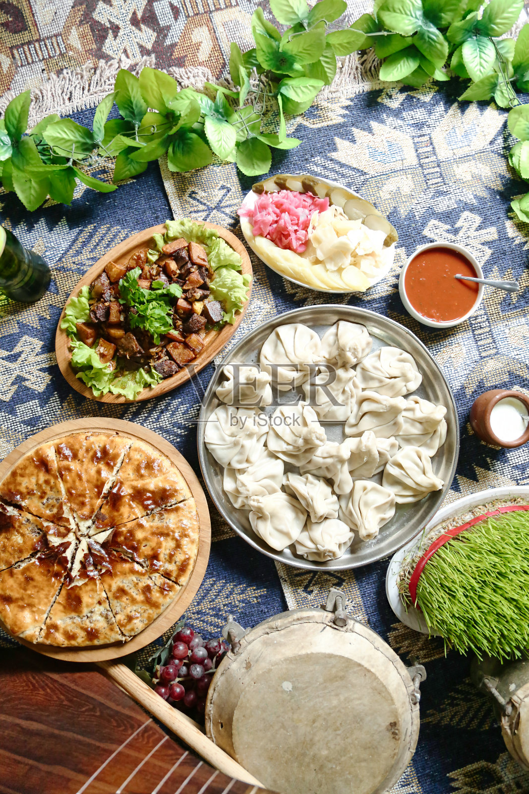 丰盛的餐桌上摆放着各种各样的食物照片摄影图片