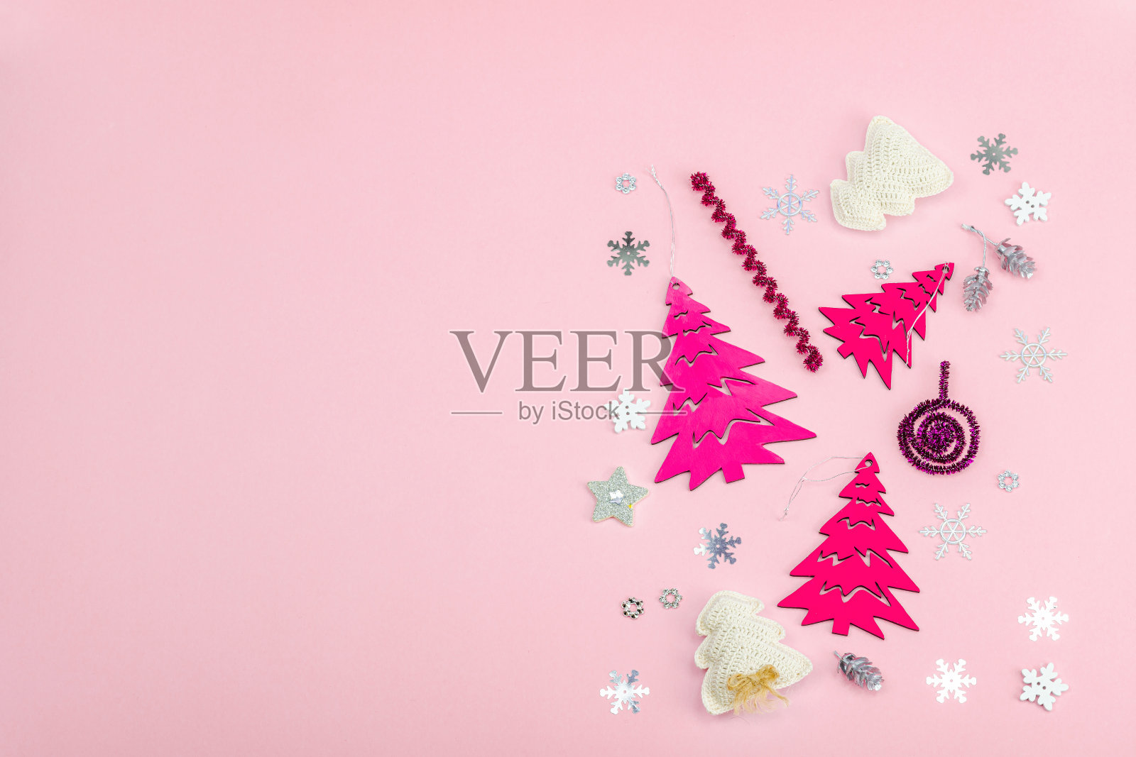 粉红色的传统新年构图。节日装饰，手工圣诞树照片摄影图片