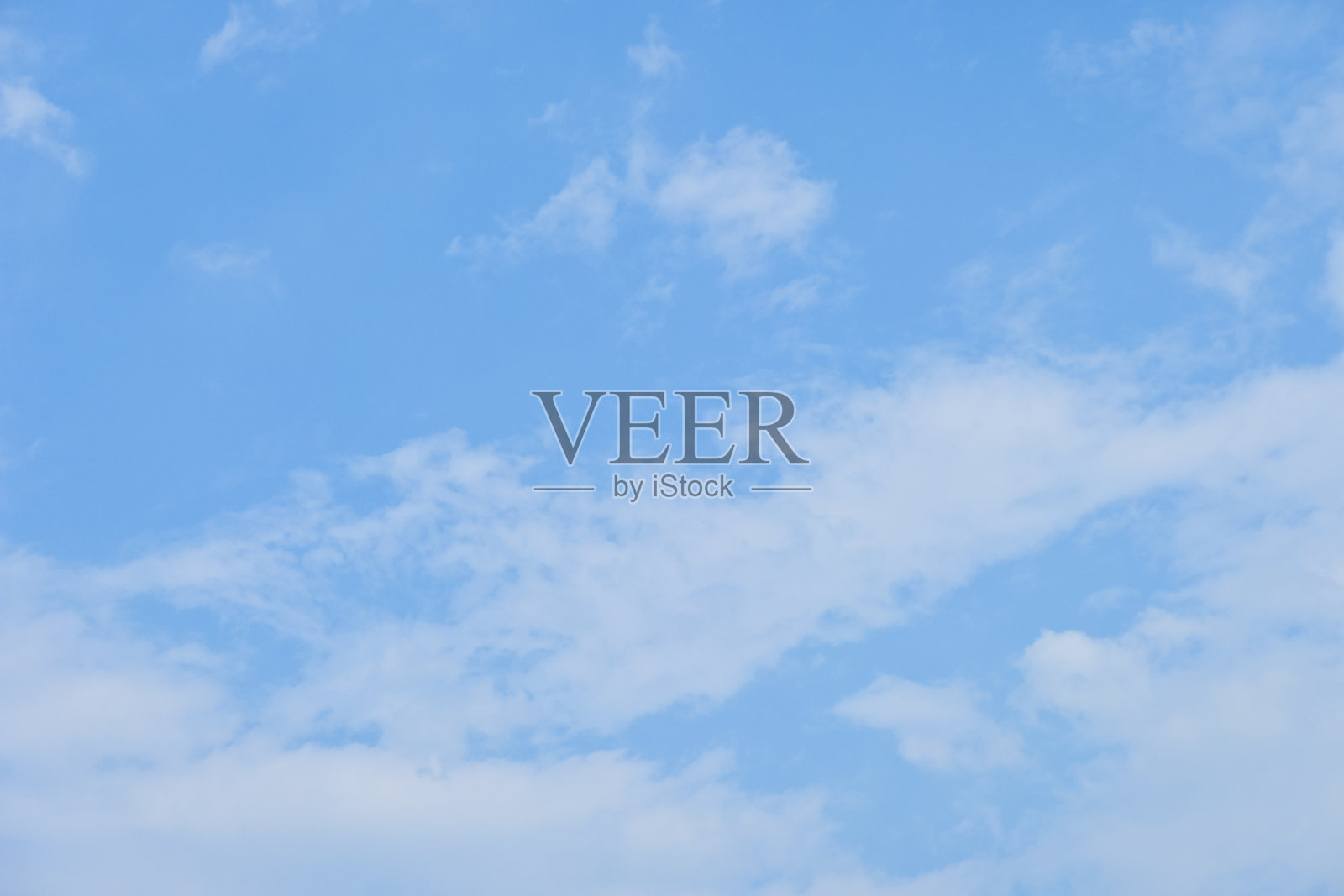 美丽的蓝天和白色蓬松的云与日出的早晨，自然的背景照片摄影图片