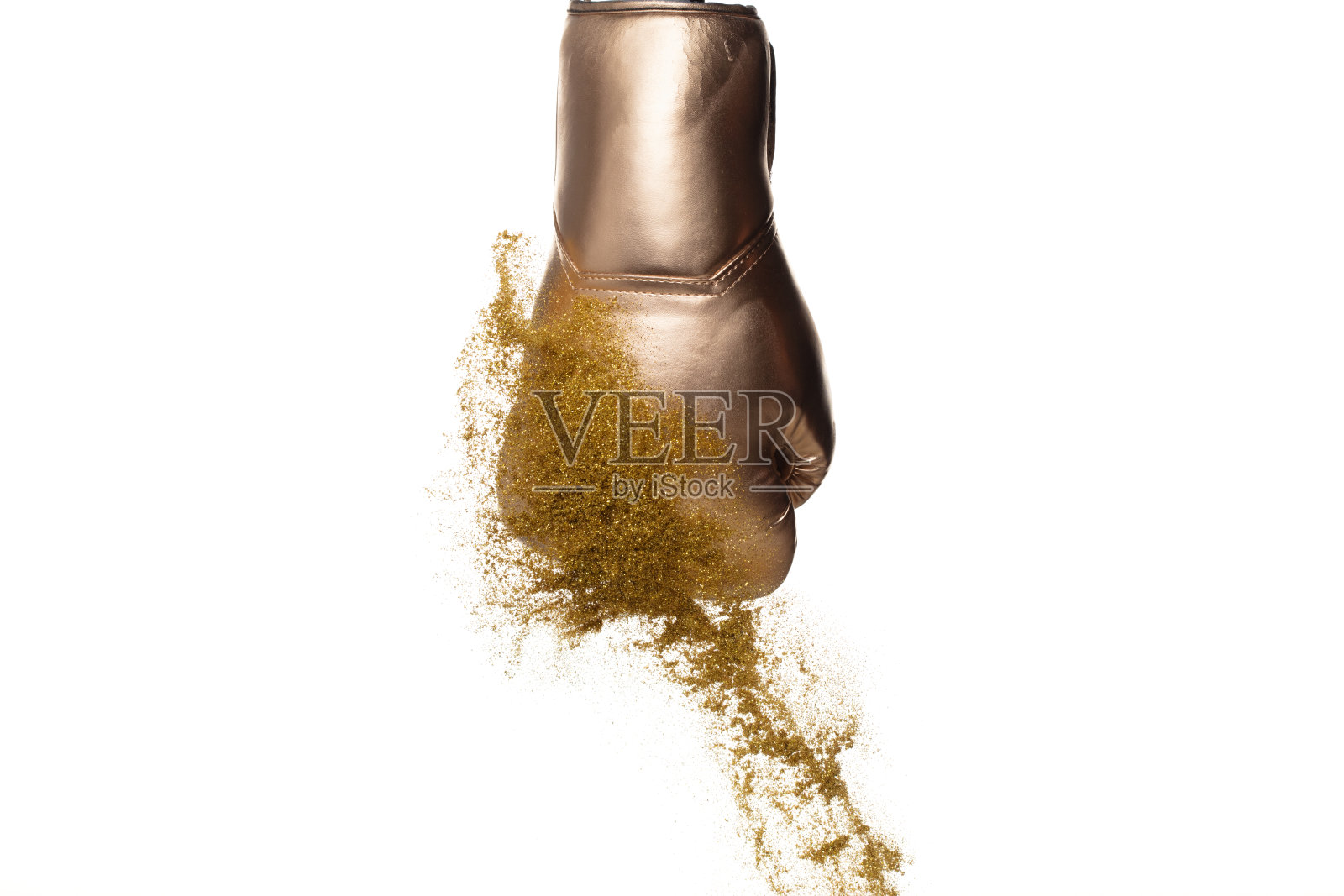 拳击手套碰到沙子爆炸了。白色拳师手套冲击金色，黄色沙子飞溅为运动训练。白底隔离照片摄影图片