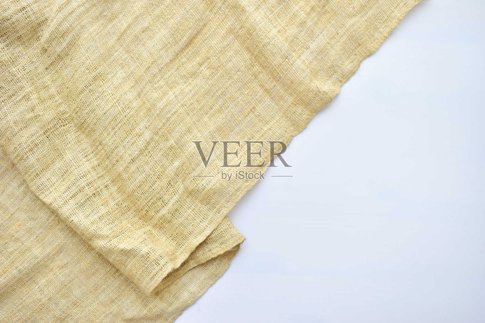 撕裂麻布隔离在白色背景，粗麻布织物纹理设计照片摄影图片