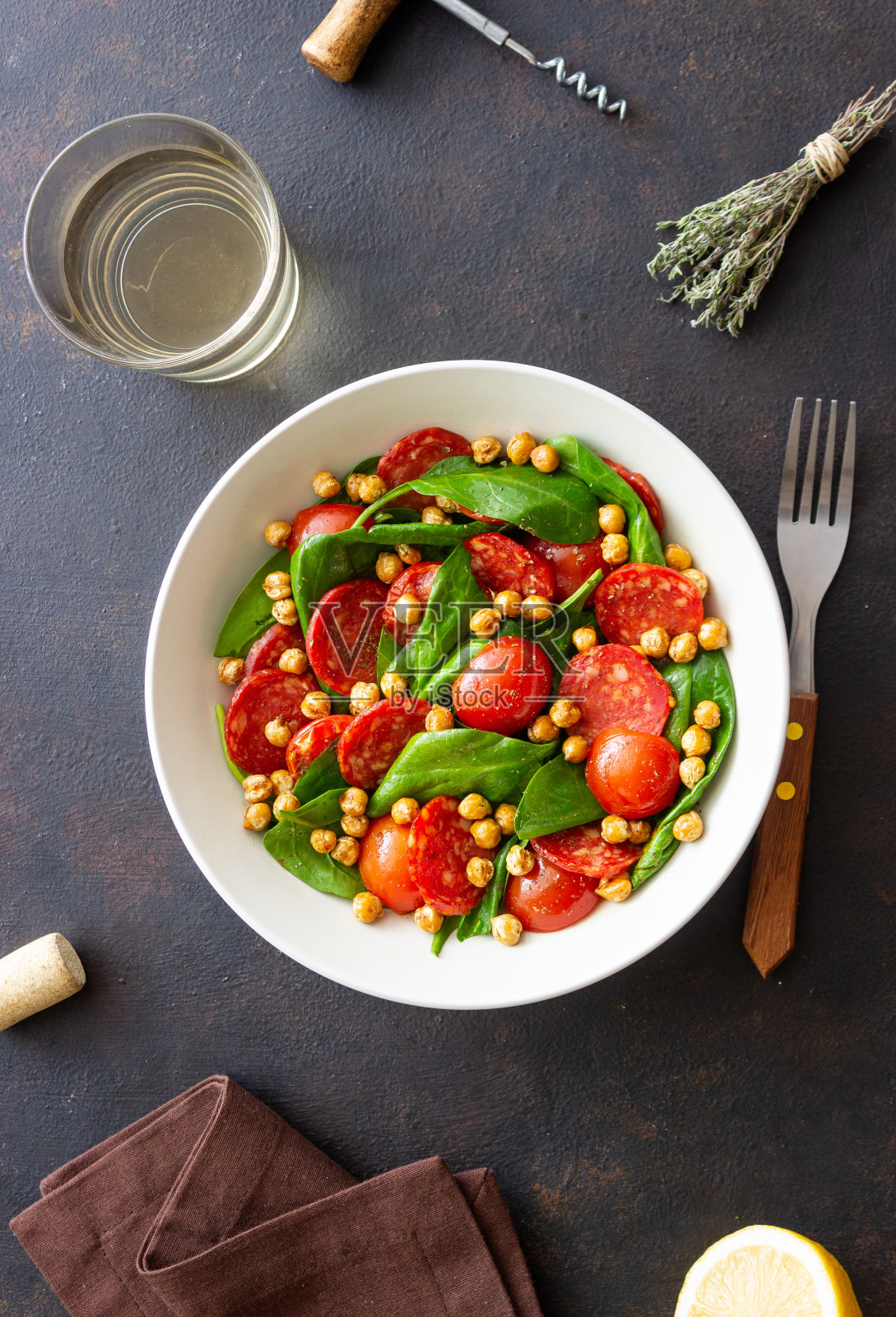 菠菜，香肠，西红柿和鹰嘴豆沙拉。健康饮食。饮食。照片摄影图片