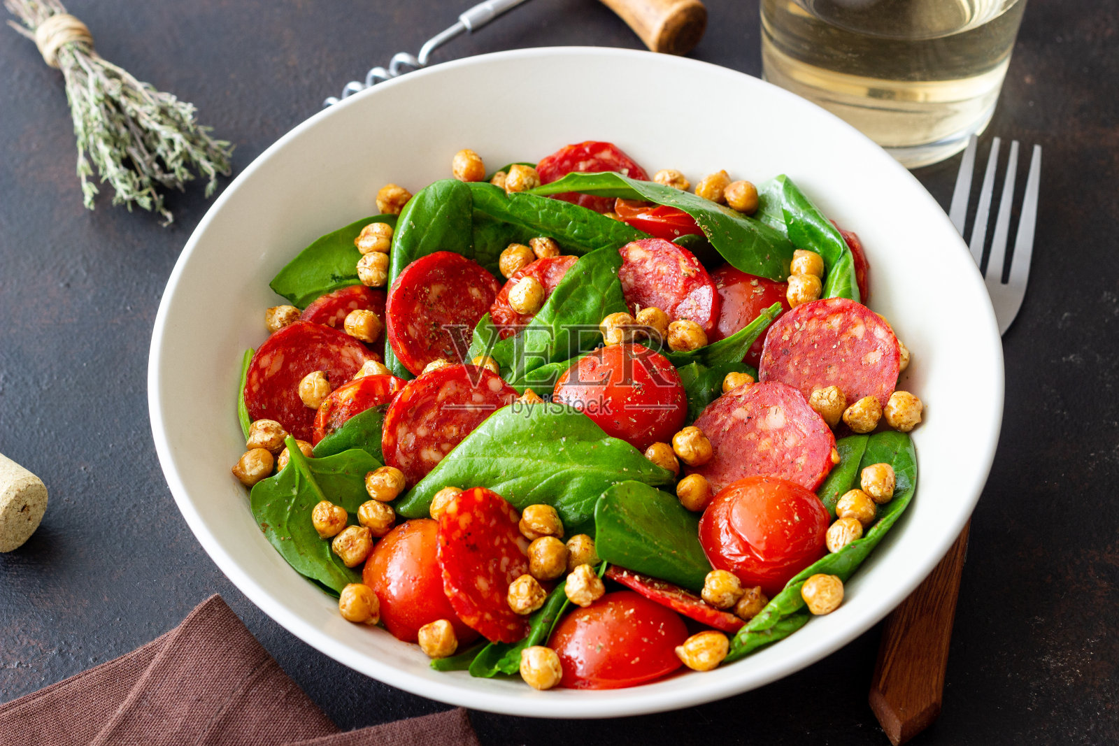 菠菜，香肠，西红柿和鹰嘴豆沙拉。健康饮食。饮食。照片摄影图片
