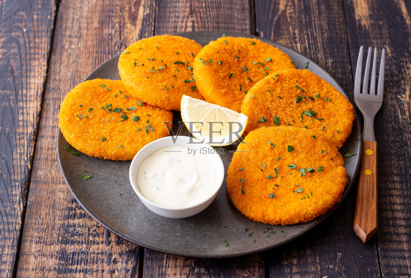 白汁柠檬鱼饼。海鲜。健康饮食。照片摄影图片