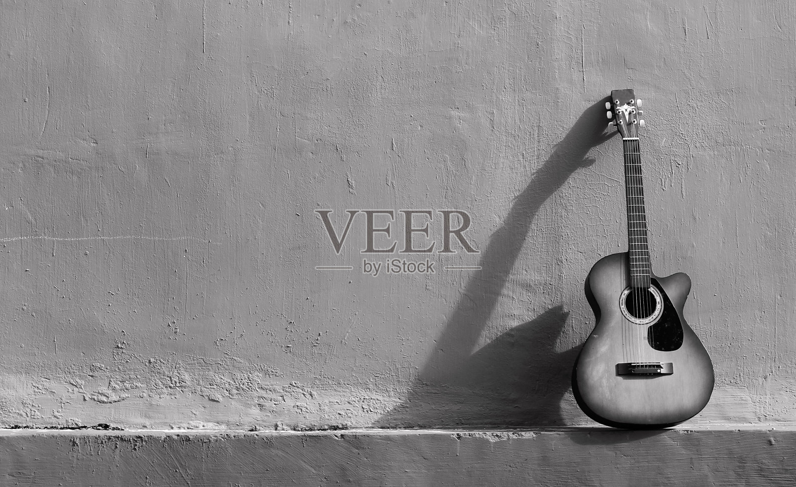 旧墙背景与吉他装饰的角落照片摄影图片