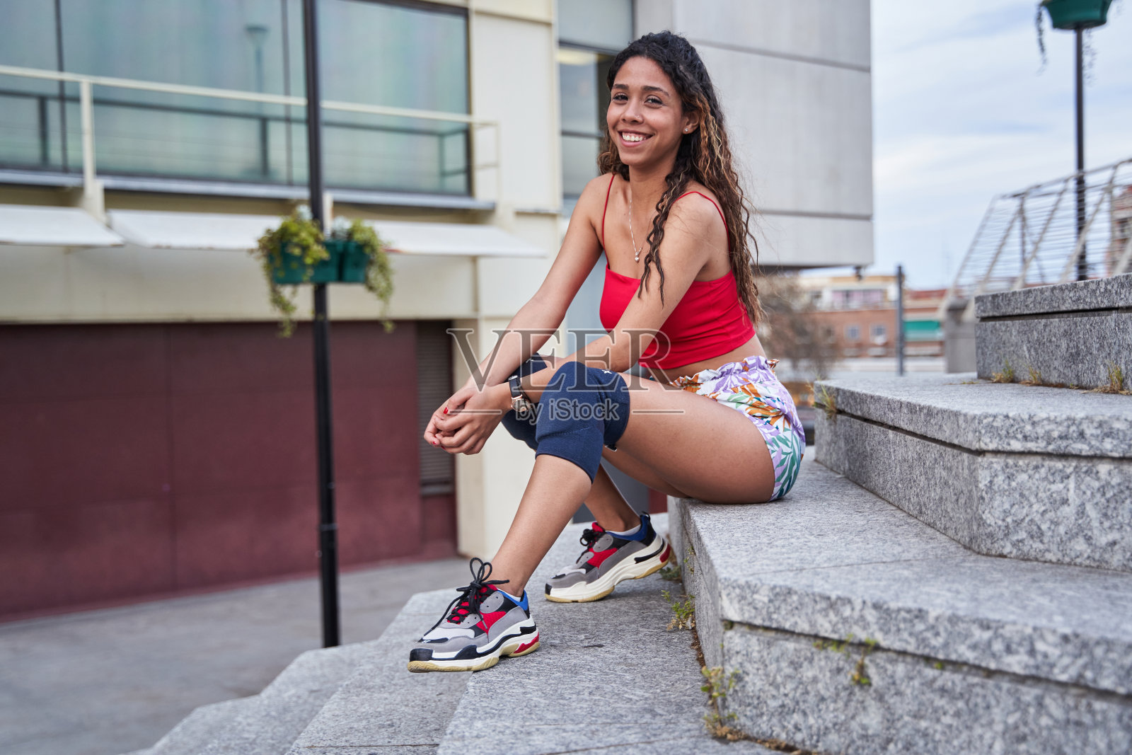 一个年轻的拉丁裔卷发女人的肖像照片摄影图片