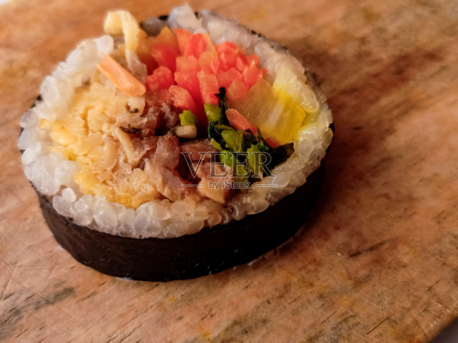 间紫菜特写。韩式海苔卷内夹日式烧肉。照片摄影图片