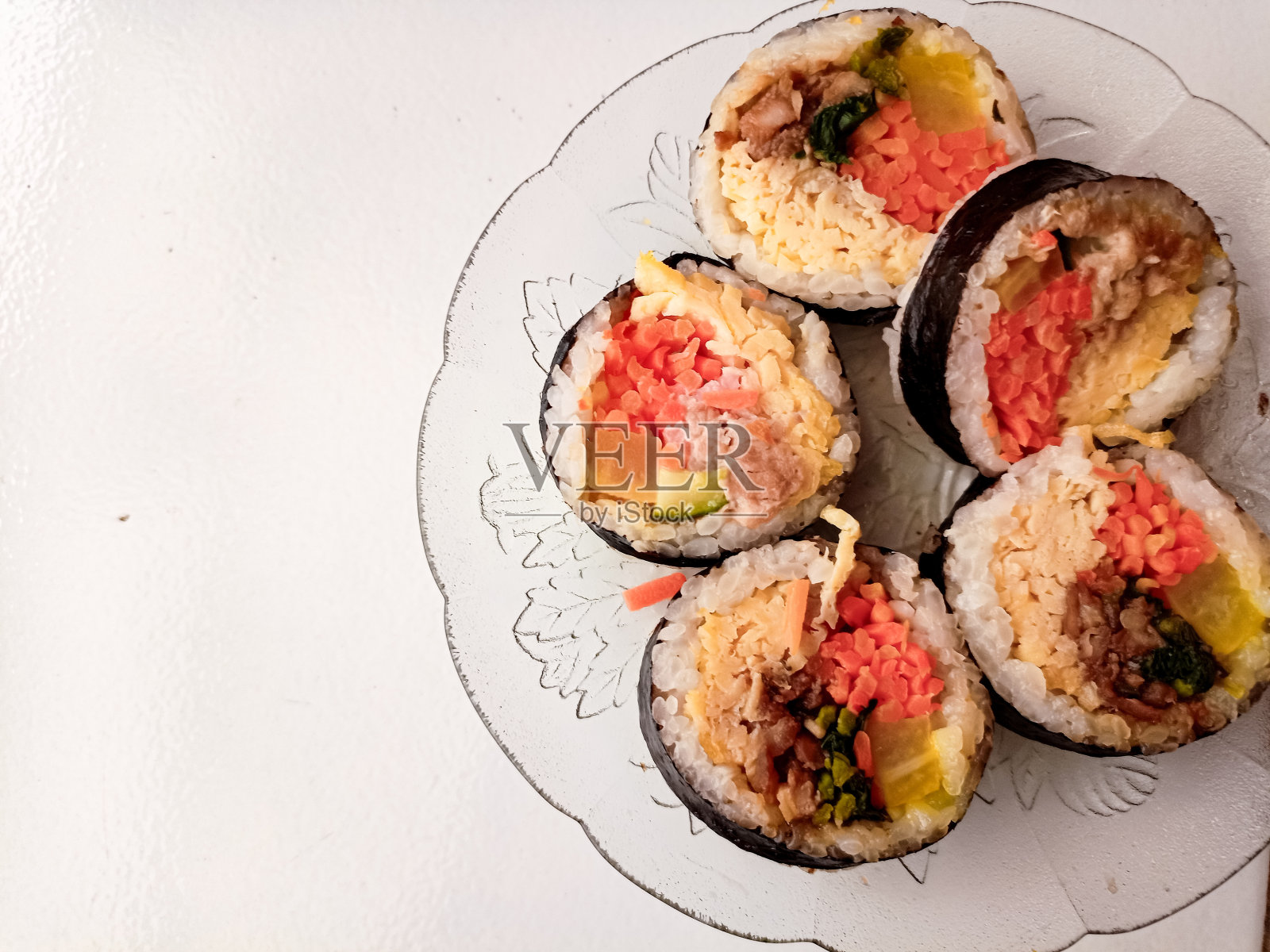 间紫菜特写。韩式海苔卷内夹日式烧肉。照片摄影图片