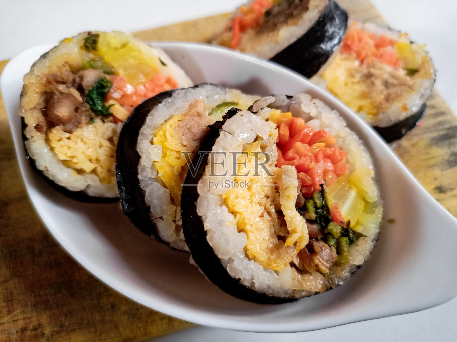 间紫菜特写。韩式海苔卷内夹日式烧肉。照片摄影图片