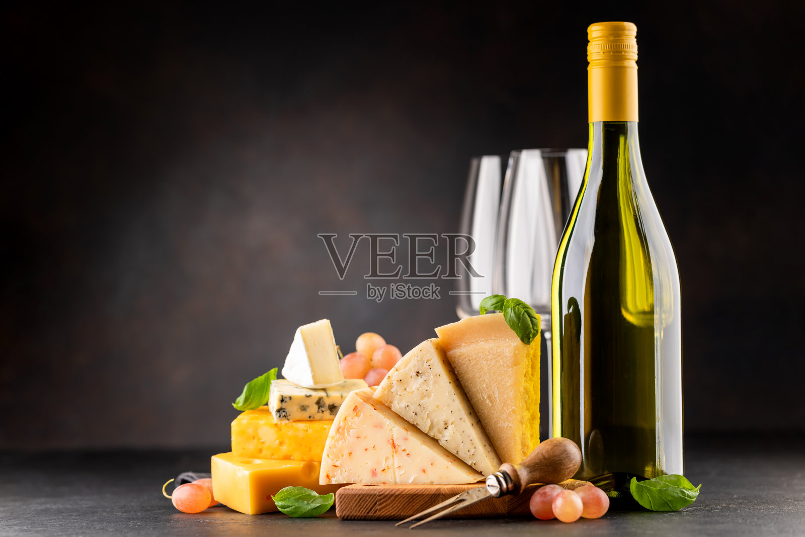 船上有各种奶酪和白葡萄酒照片摄影图片