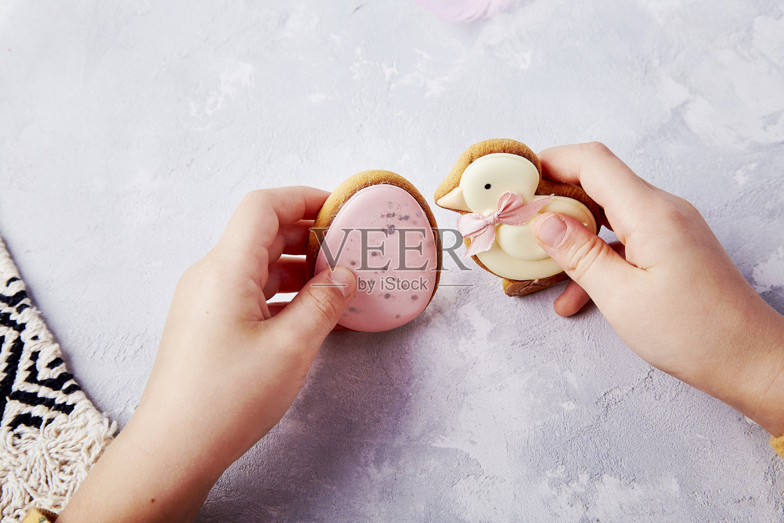 孩子手中的复活节饼干，捕捉美味的传统照片摄影图片