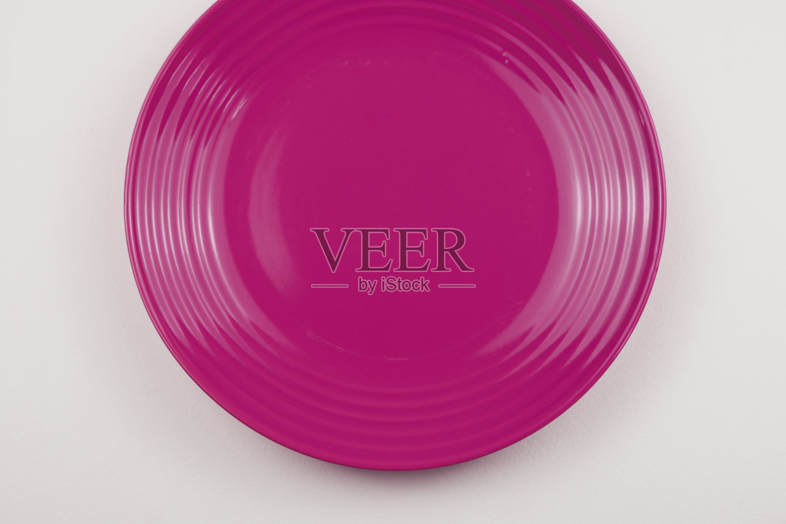 白色背景上的空粉盘。照片摄影图片