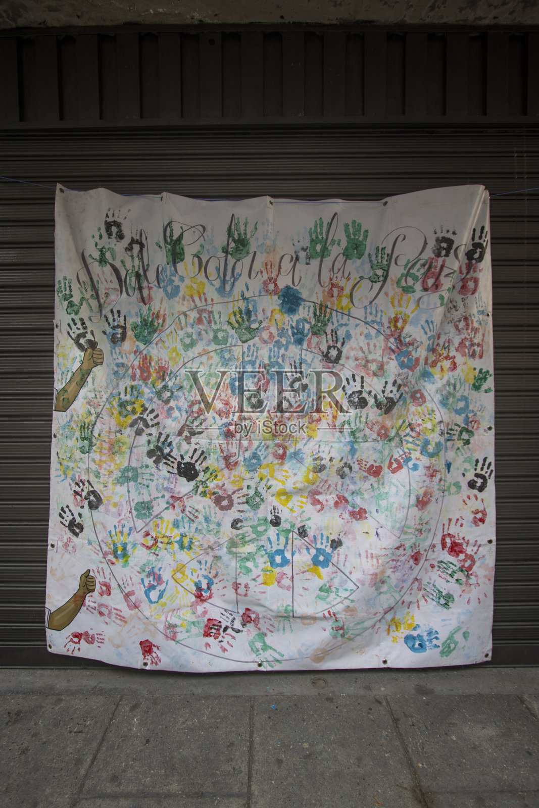 白色布料上的彩色手印照片摄影图片