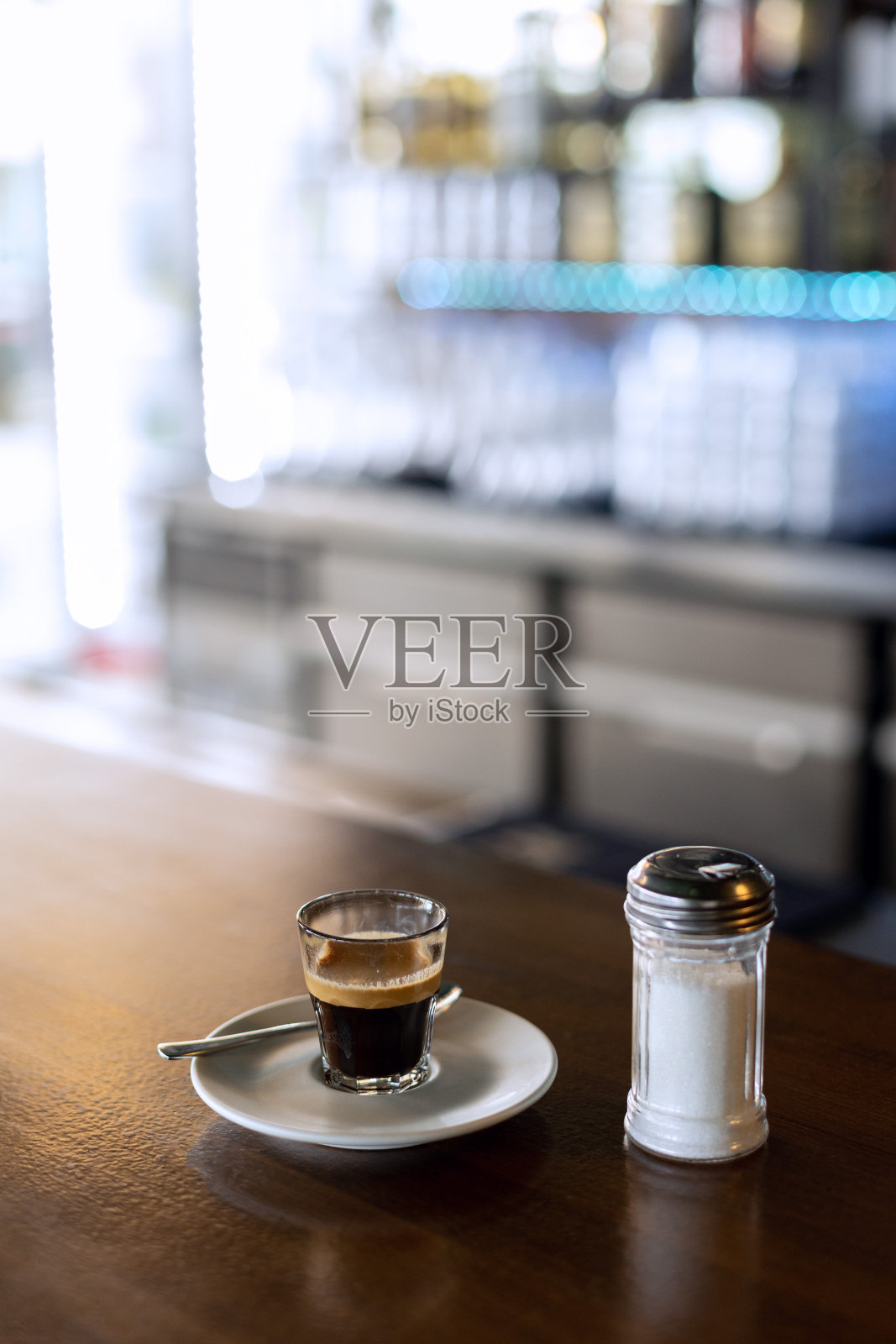 吧台桌上的浓缩咖啡杯照片摄影图片