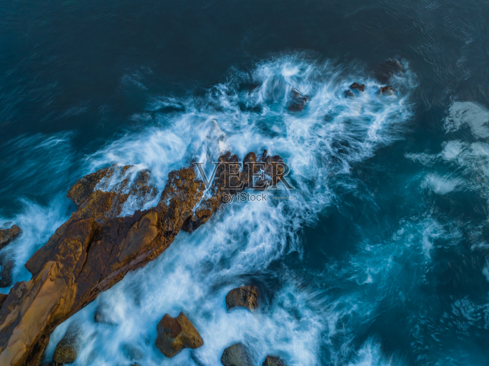 蓝色的时间，岩石和大海照片摄影图片