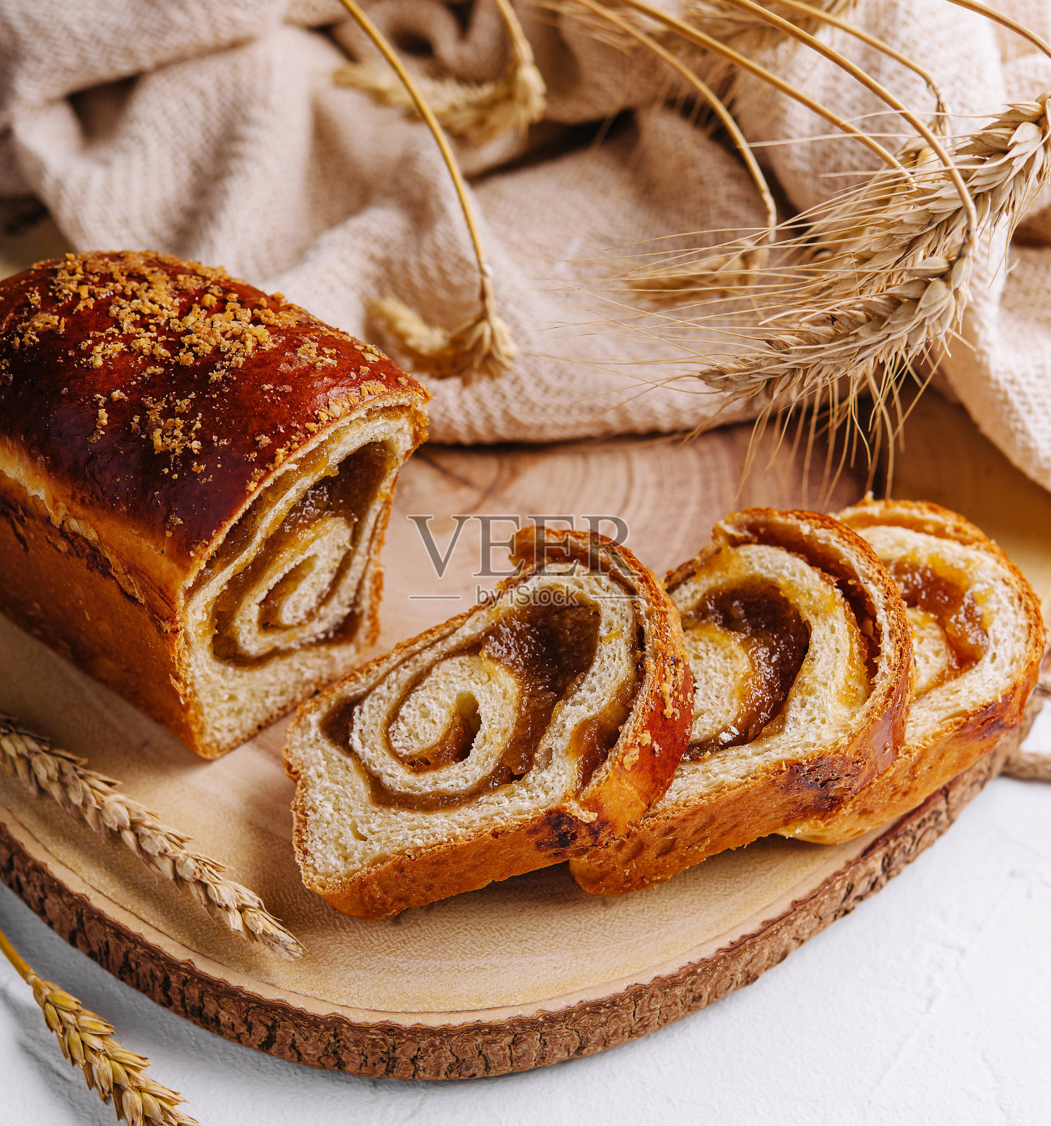甜面包里塞满了苹果酱照片摄影图片