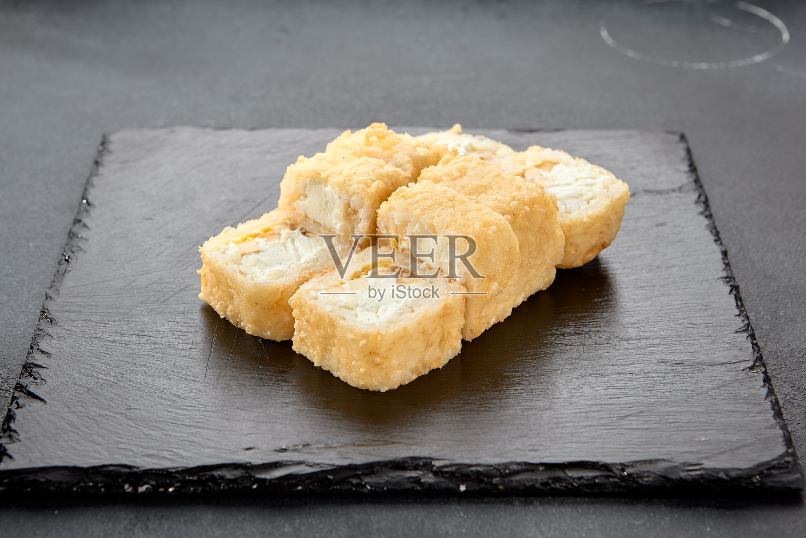 天妇罗卷配鸡肉和奶油芝士;一种热乎乎的融合卷，将酥脆的天妇罗面糊与柔软浓郁的味道结合在一起照片摄影图片