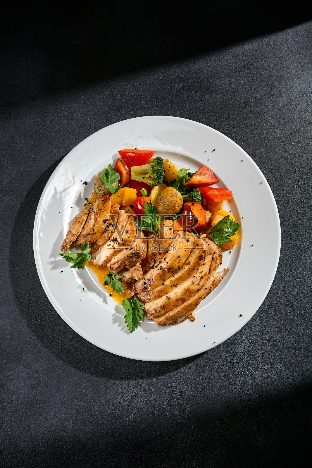 火鸡里带烤蔬菜和酱汁的白色盘子的俯视图照片摄影图片