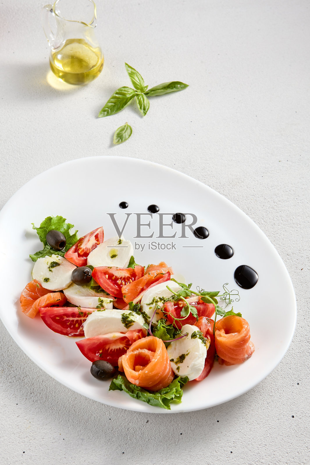 三文鱼和马苏里拉奶酪沙拉配新鲜番茄，俯视图。适合烹饪杂志和健康饮食博客照片摄影图片