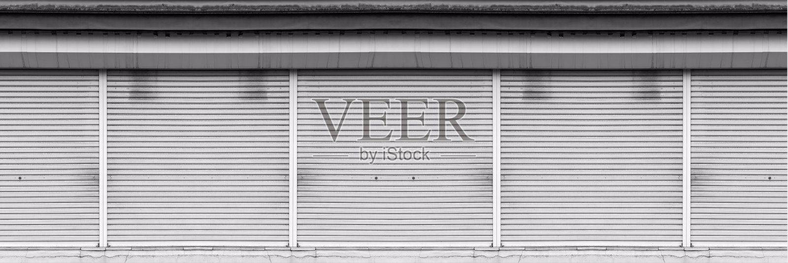 仓库、仓库或店面的封闭式钢卷帘门，用于金属门的背景和质感。照片摄影图片