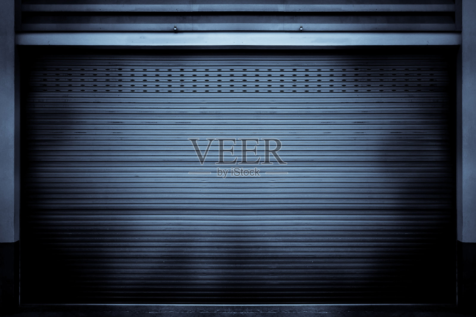 封闭的钢门风化和生锈的钢金属存储门抽象的背景和纹理。照片摄影图片