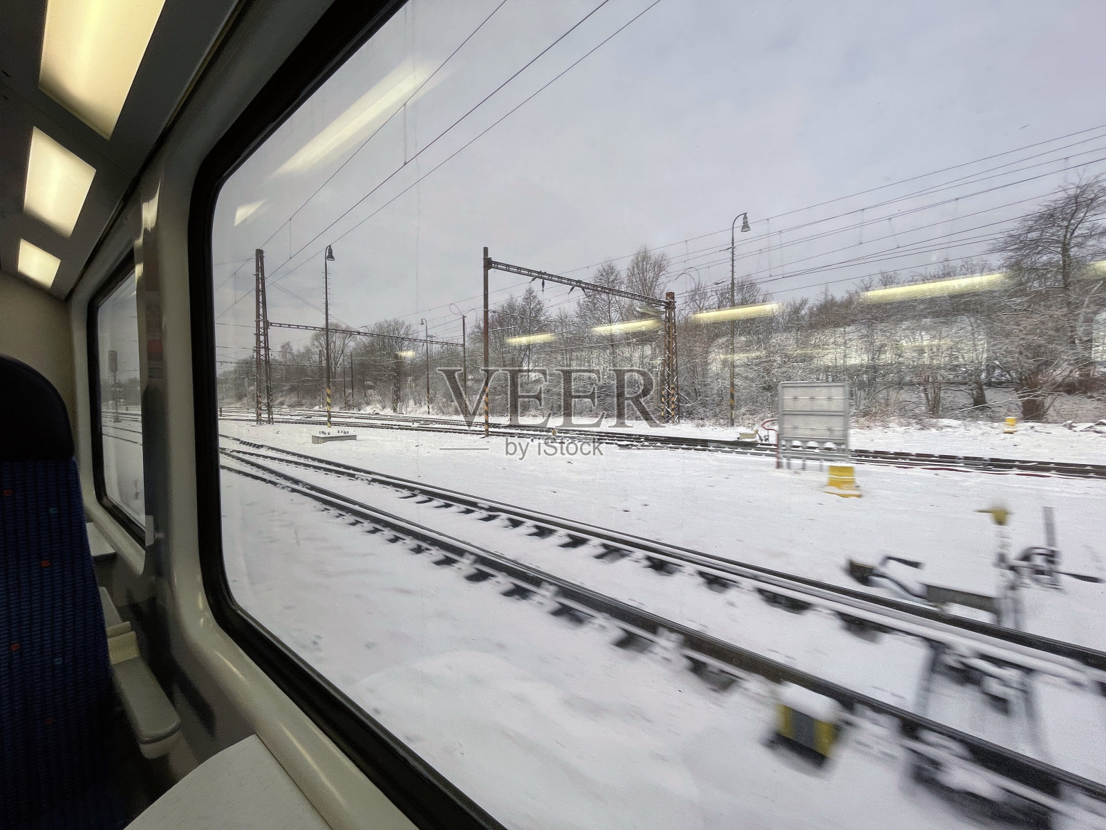 从火车窗口看到的铁路。照片摄影图片