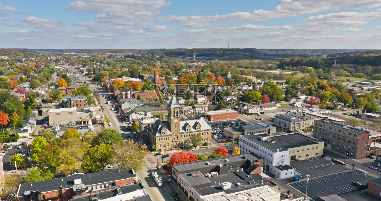 阳光明媚的日子里，俄亥俄州兰开斯特市鸟瞰图照片摄影图片