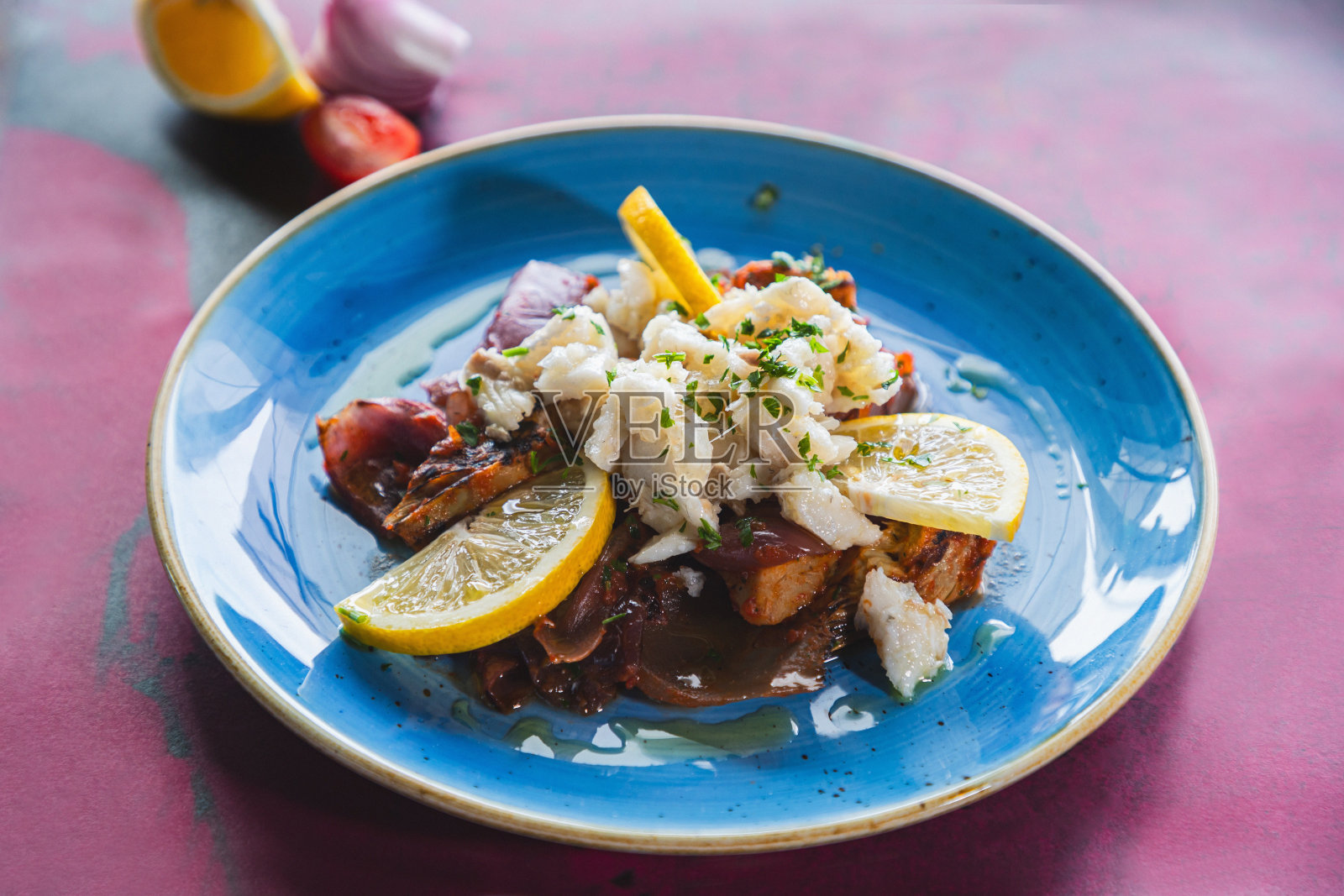 餐厅餐桌上的开胃菜盘，精致的用餐照片摄影图片