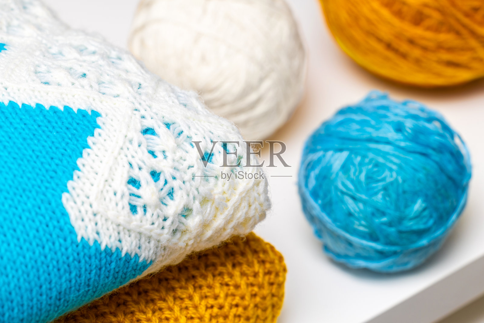 暖和的针织衣服堆在一起。照片摄影图片