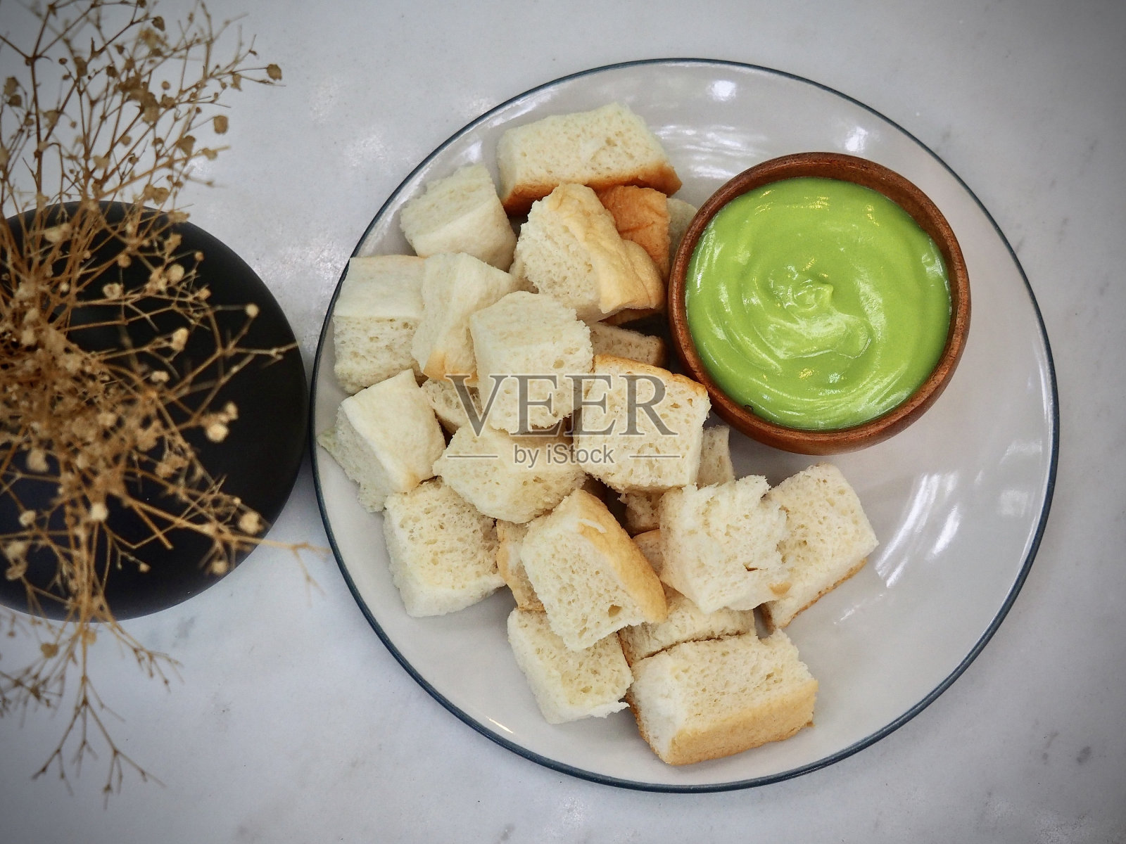 熊猫蛋奶沙司配面包照片摄影图片