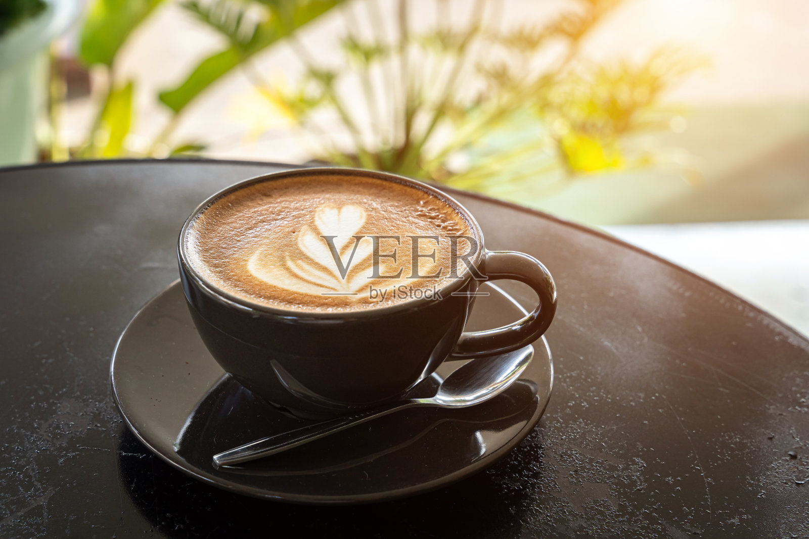 热咖啡拿铁与拉花艺术牛奶泡沫在杯杯杯黑木桌子上的顶部视图。如早餐在咖啡厅咖啡厅，商务期间工作概念照片摄影图片