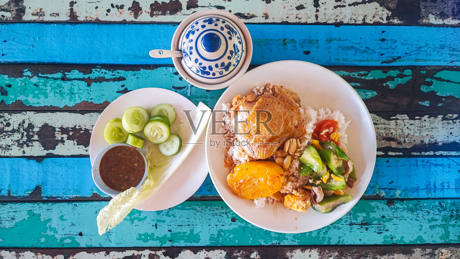 米饭配马萨曼鸡和炒西葫芦，泰国菜，配辣椒酱和虾酱和新鲜蔬菜照片摄影图片