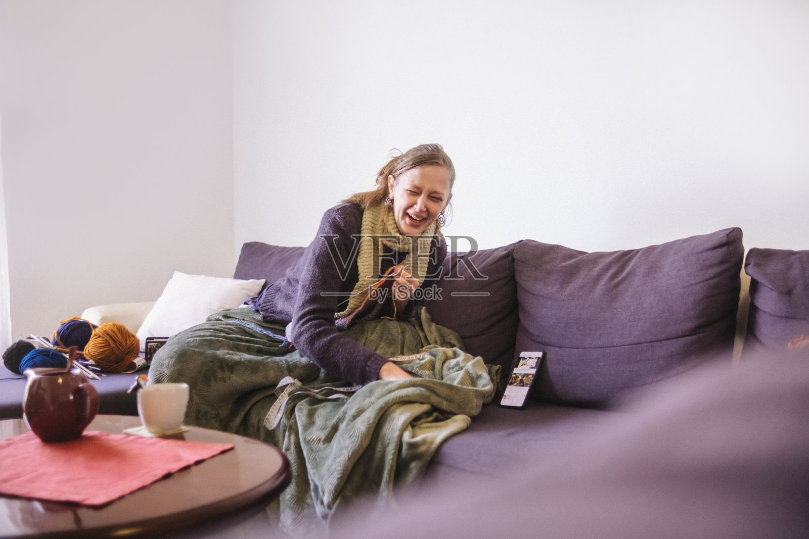 哦，天哪，我在家工作太有趣了!照片摄影图片