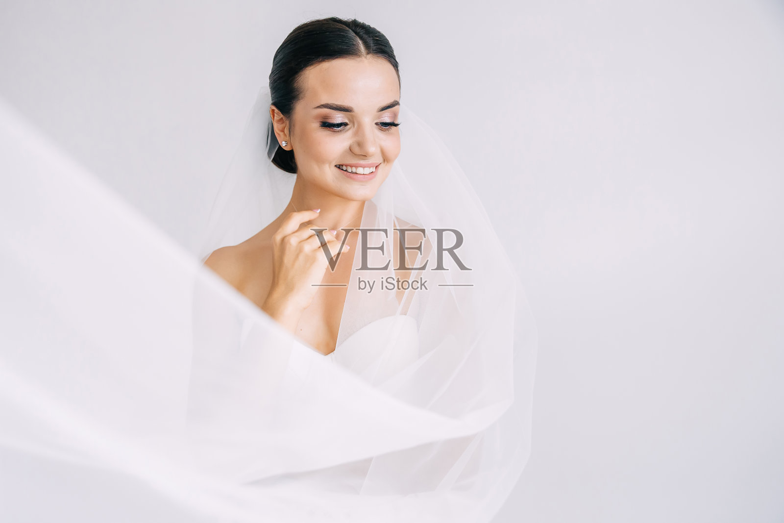 清晨，在明亮的房间里，一位穿着婚纱的奢华新娘的特写肖像照片摄影图片