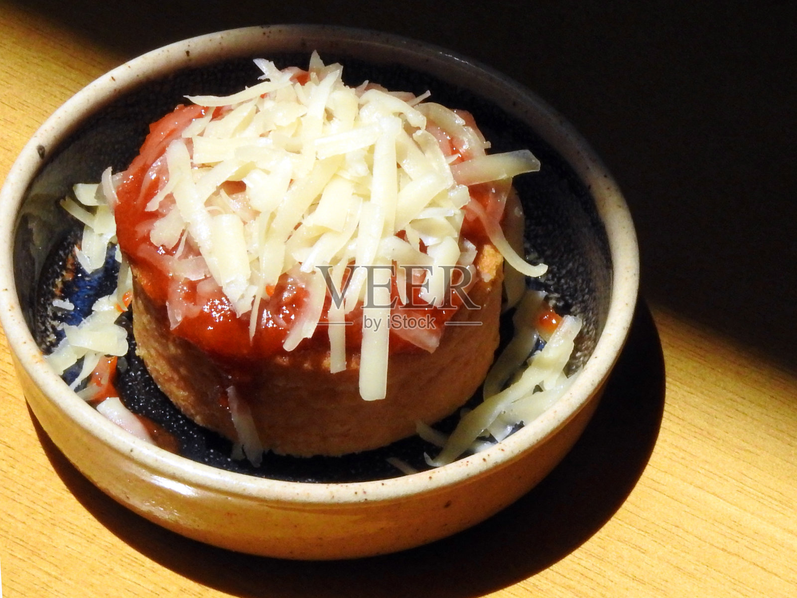 罗密欧与朱丽叶蛋糕，用番石榴酱和帕玛森奶酪条填充和覆盖。照片摄影图片