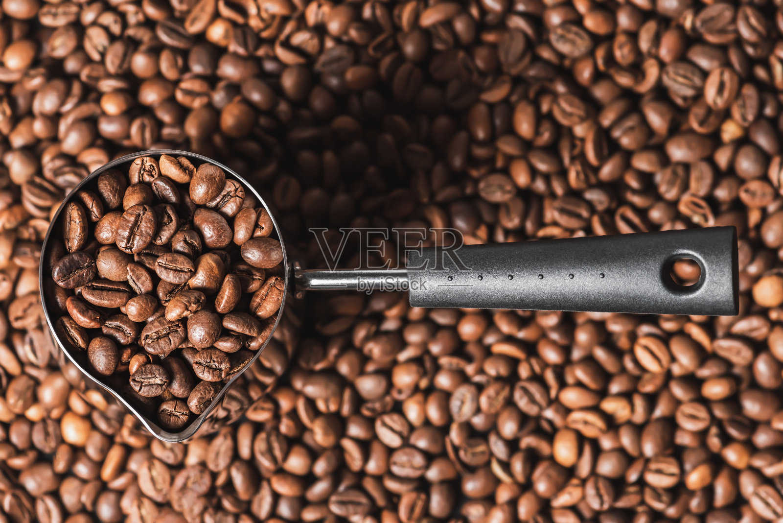 咖啡粒在土耳其。酿造用谷物早上喝新鲜咖啡。制作咖啡。照片摄影图片