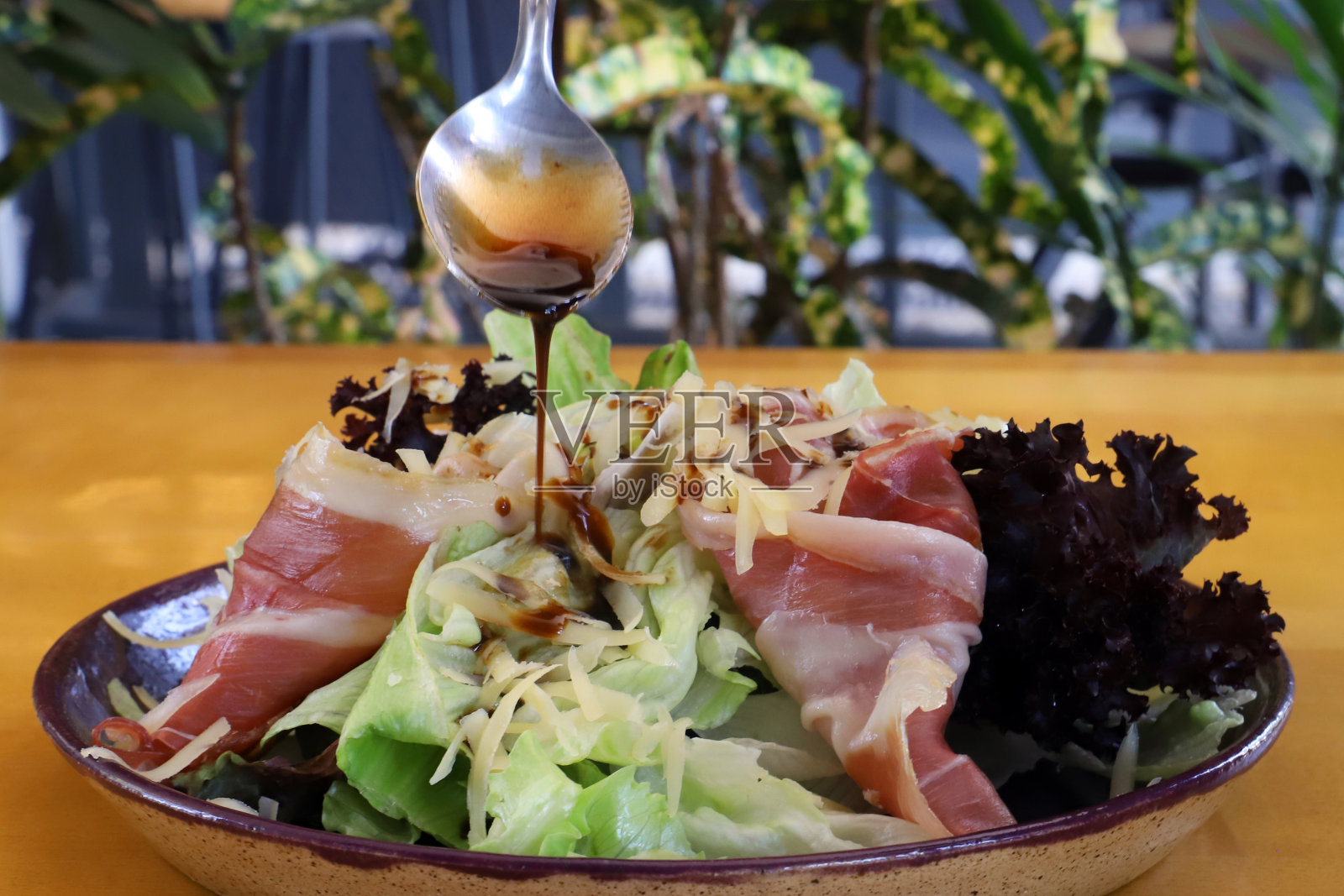 绿叶沙拉，帕尔马火腿，帕尔马芝士条，杏仁片和香醋酱。照片摄影图片