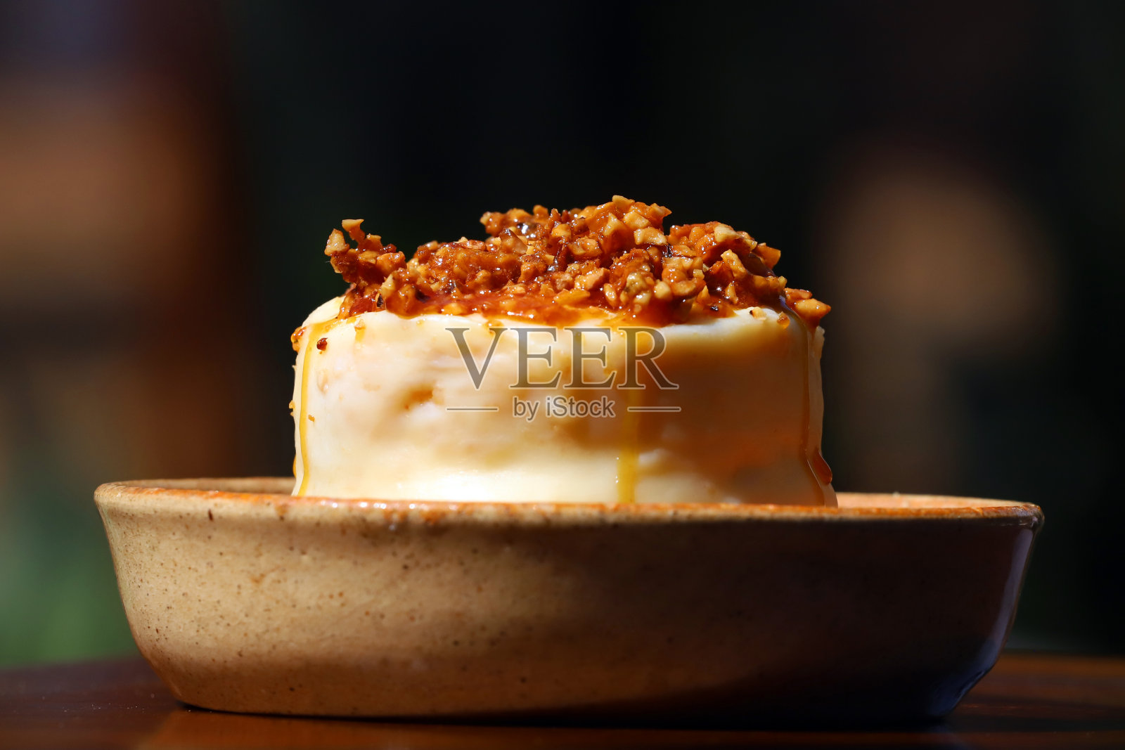 白巧克力蛋糕，内馅为牛奶焦糖，外裹栗子焦糖。照片摄影图片