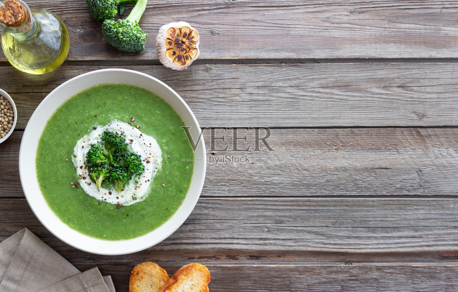 绿西兰花菠菜汤。健康饮食。素食。照片摄影图片