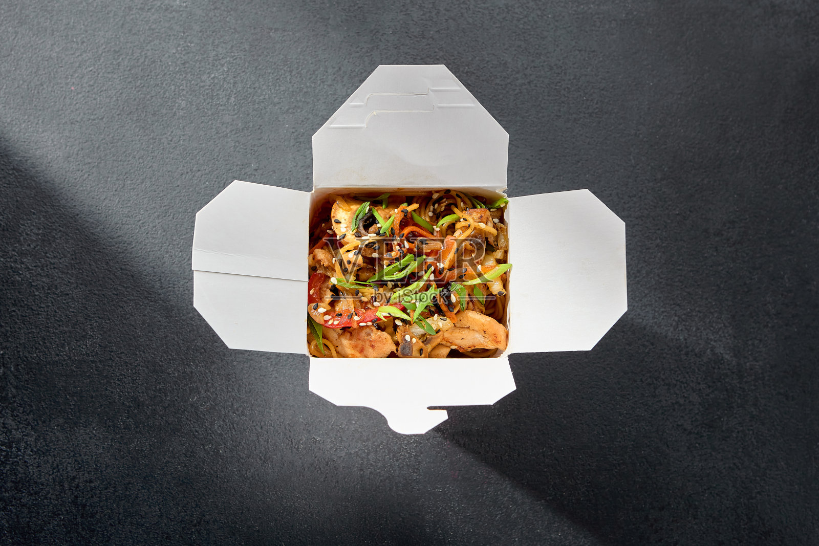 鸡蛋面，鸡肉和蔬菜在锅里，装在外卖盒里，完美的快速和美味的一餐照片摄影图片