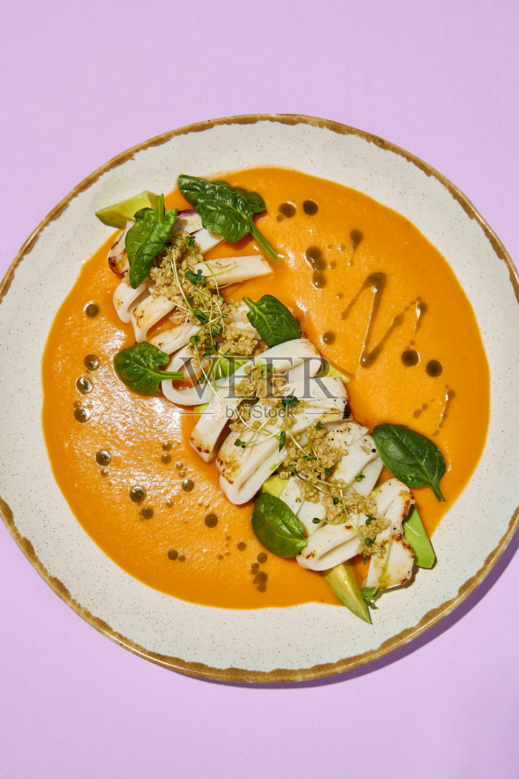 牛油果，藜麦和番茄鱿鱼汤Yum，俯视图。完美的融合美食促销和美食造型照片摄影图片