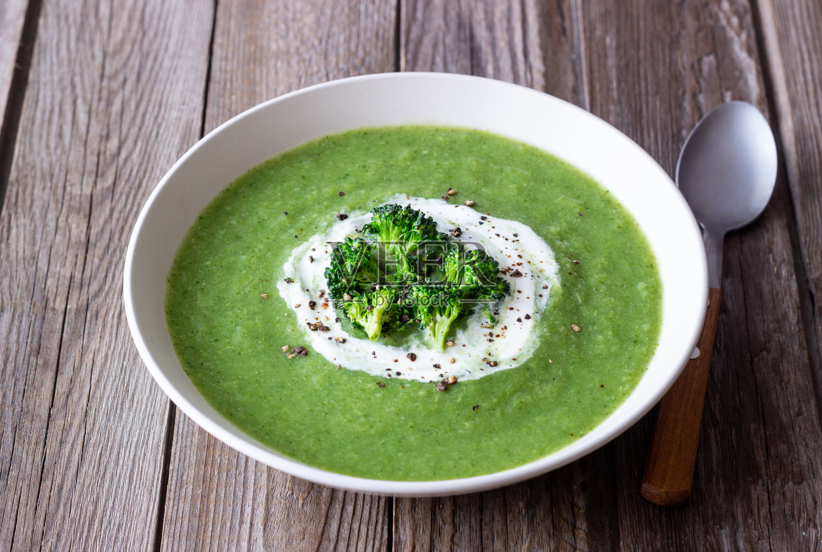 绿西兰花菠菜汤。健康饮食。素食。照片摄影图片
