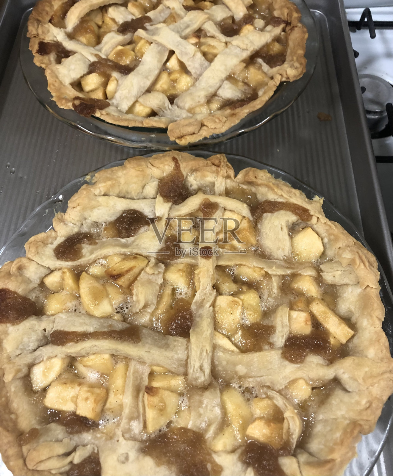 自制苹果派在烤盘上冷却照片摄影图片