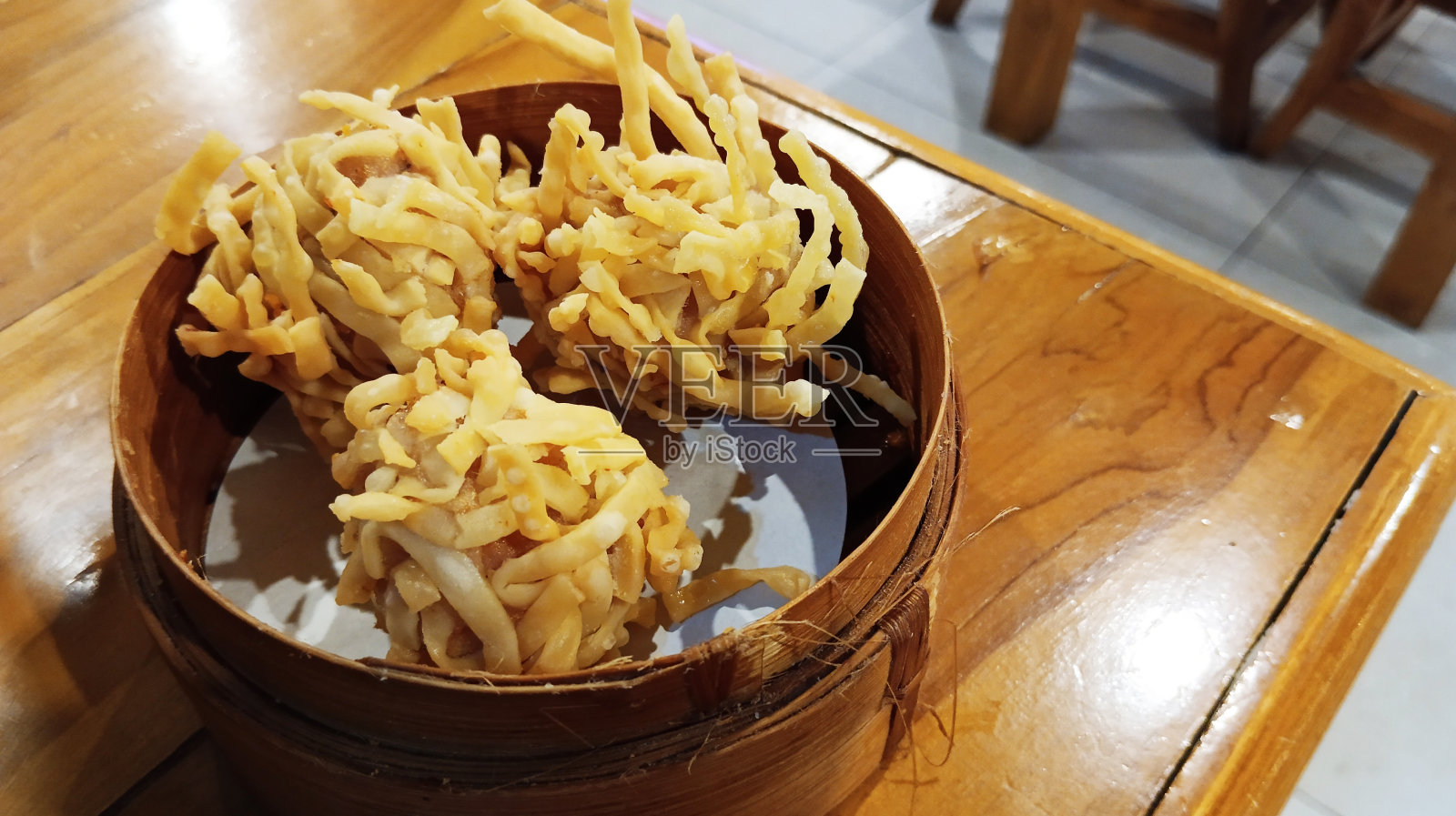 乌当红毛丹或炸饺子由虾肉丸照片摄影图片